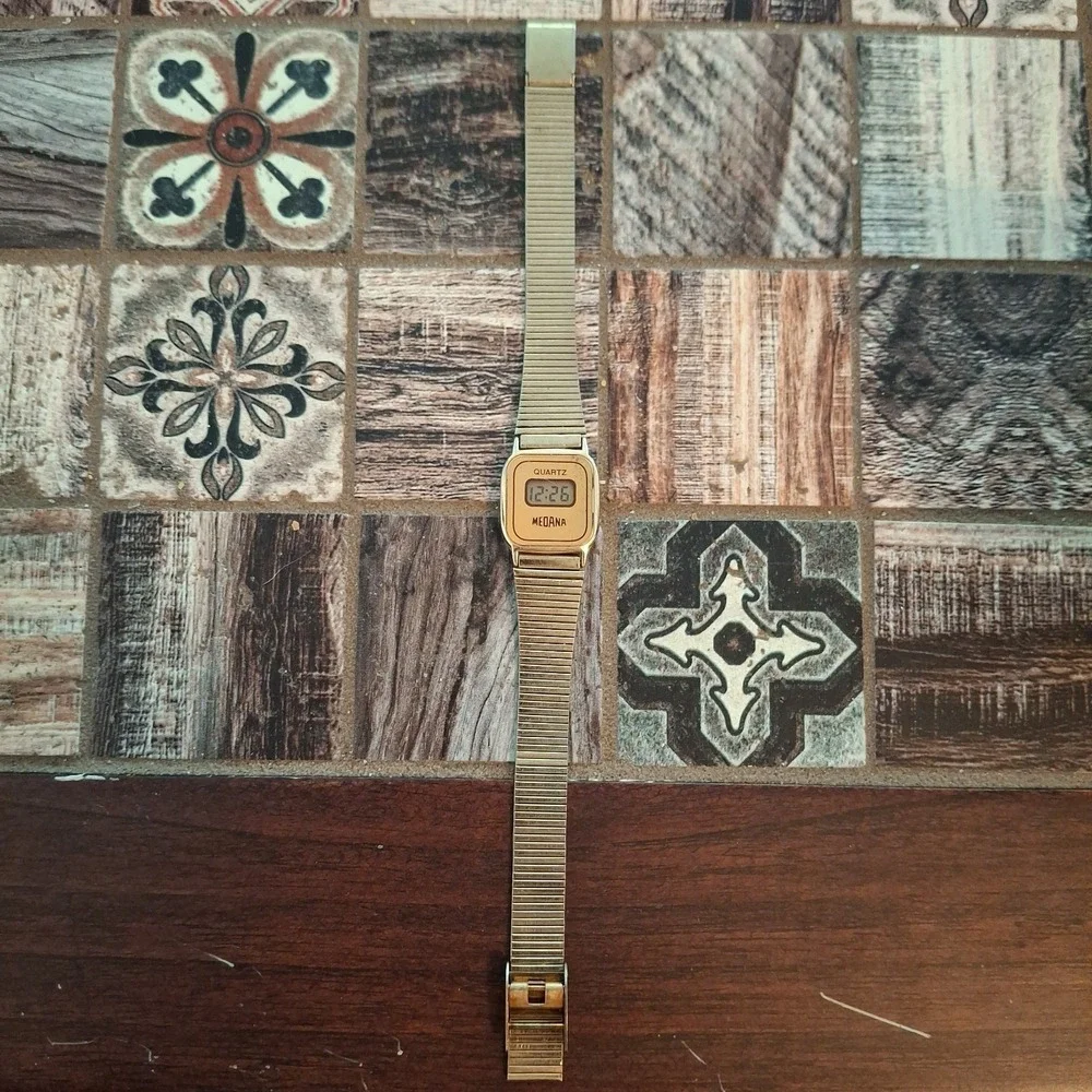 Medana Womens Goldtone Digital Quartz Watch W/ Expansion Band.